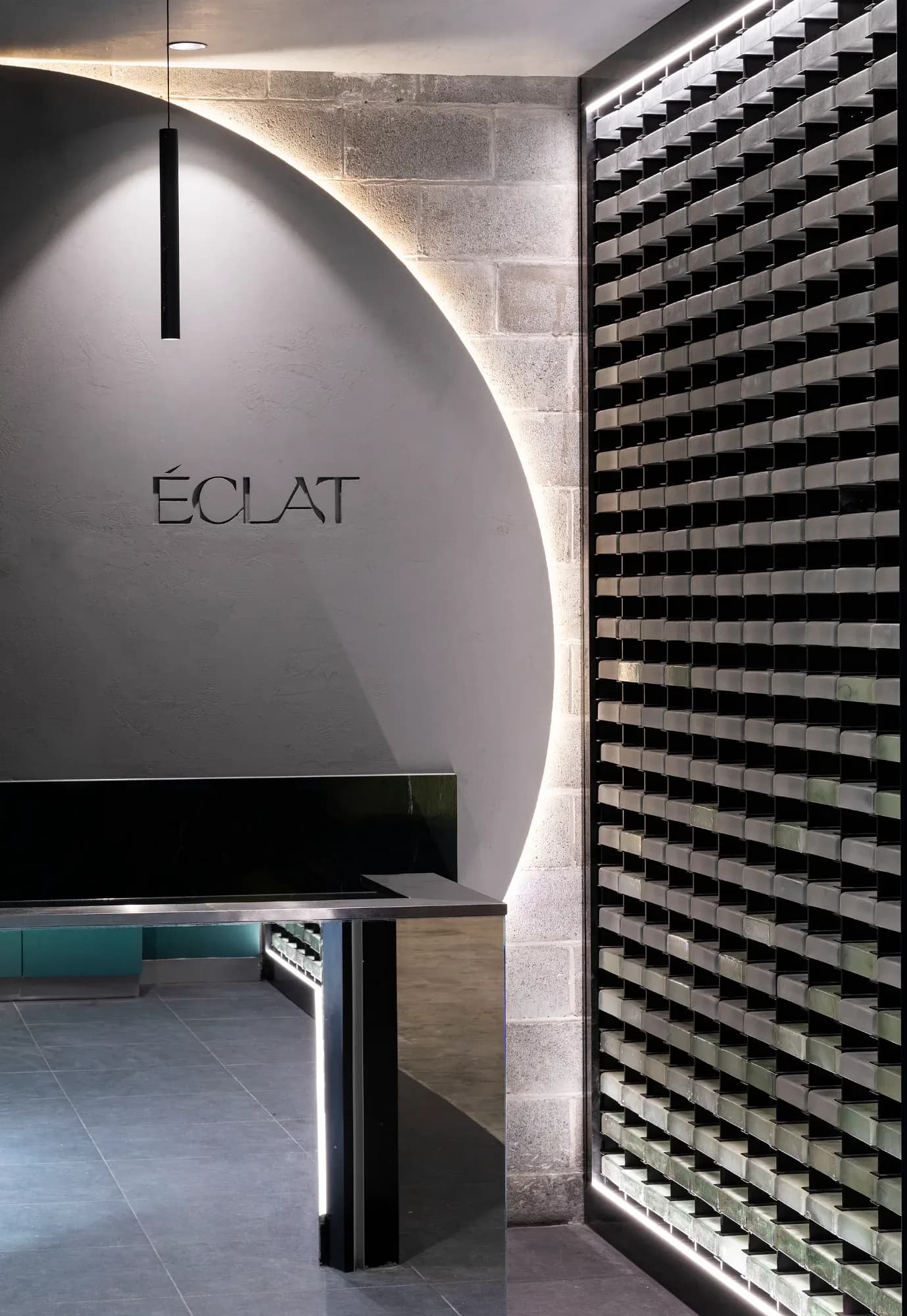 ÉCLAT reception with frosted glass brick wall
